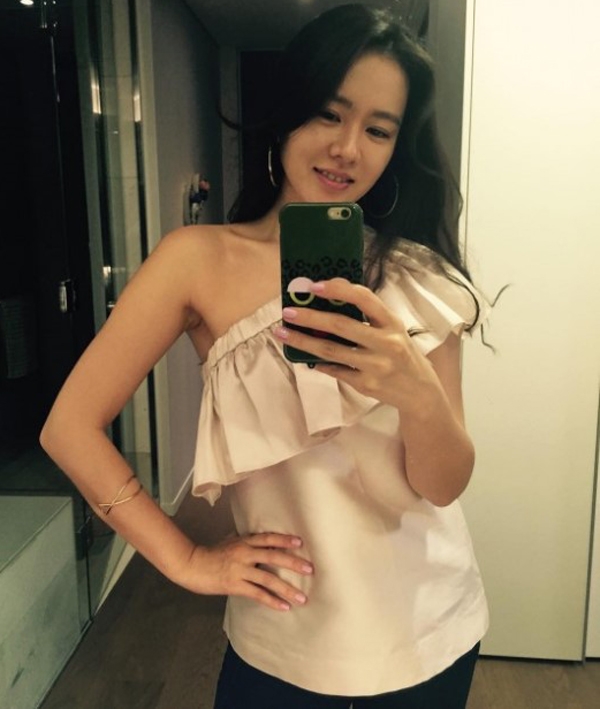 손예진, '한 쪽 어깨 훤히 드러난 명품패션...부러질 듯 앙상한 쇄골'