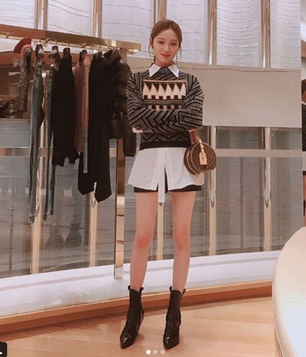 이성경, '쭉 뻗은 고속도로 라인...단아함 속 늘씬미'