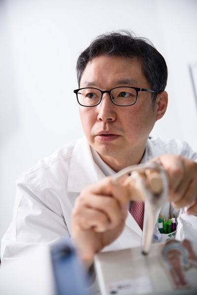 10일 가톨릭대 인천성모병원 정형외과 이상욱 교수가 어깨관절 구조에 대해 설명하고 있다. (사진=로이슈)