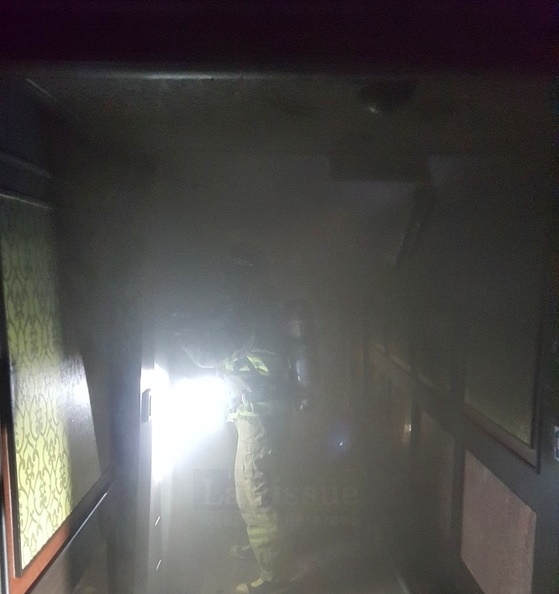 출동한 소방대원이 화재진압을 하고 있다.(사진=경남소방본부)