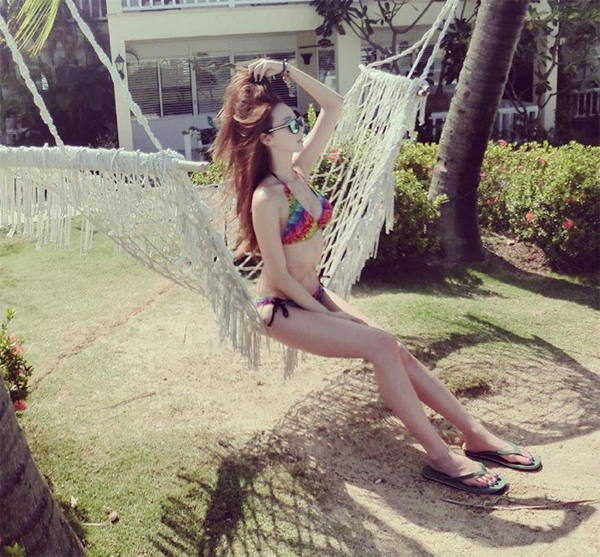 이유애린, 긴 머리 들어올린 채...부러질 듯 앙상한 고속도로 옆라인'