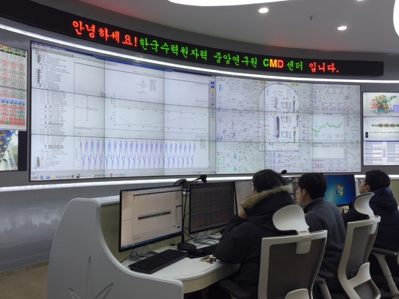 한수원 중앙연구원 CMD센터에서 직원들이 원자력발전소 설비의 상태를살펴보고 있다.(사진=한국수력원자력)