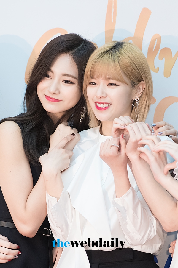 트와이스(TWICE) 쯔위-정연, ‘제32회 골든디스크’ 음반 부문 시상식 레드카펫 행사