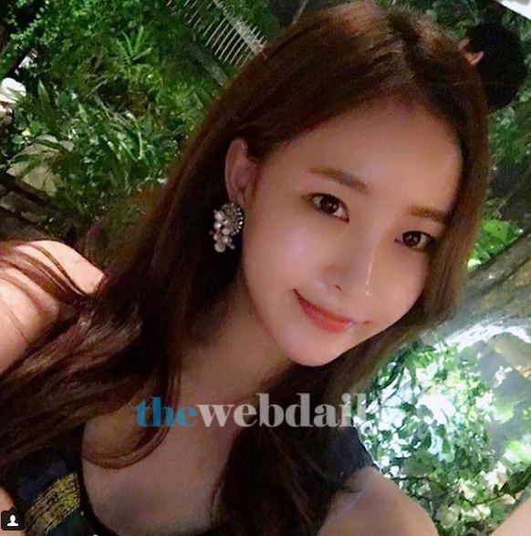 이예나, 나시티 입고 잡티없는 피부 뽐내...여리여리한 팔뚝까지 '그저 감탄만'