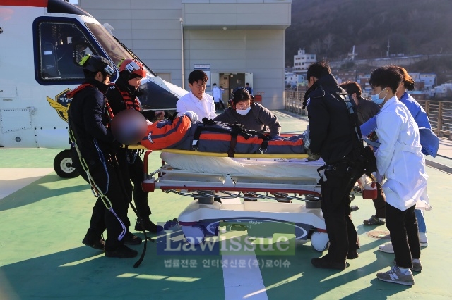 헬기로 응급환자를 이송하고 있다.(사진=부산해양경찰서)