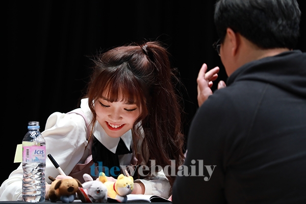 팬사인회에 참석한 버스터즈 민지
