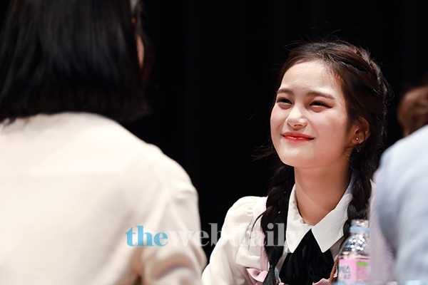 팬사인회에 참석한 버스터즈 지수