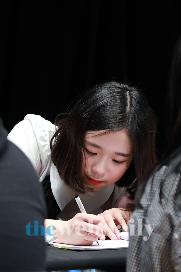 팬사인회에 참석한 버스터즈 채연