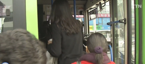 대중교통 무료, 급습한 뿌연먼지...줄어들지 의문도 여전