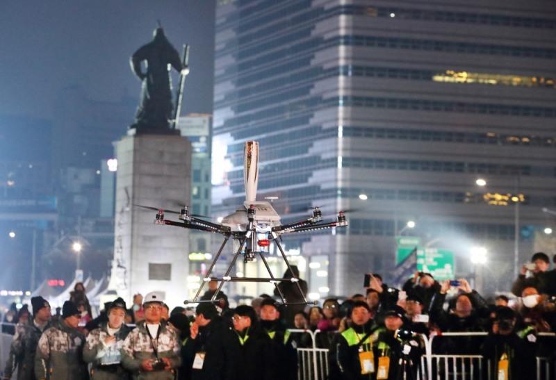 서울 종로구 광화문광장에서 5G 네트워크를 연결한 5G 드론이 성화봉송 퍼포먼스를 진행하고 있다. (사진=kt)