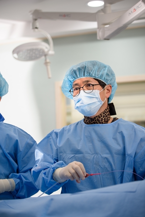가톨릭대 인천성모병원 심장혈관내과 전두수 교수가 관상동맥중재술을 진행하고 있다.