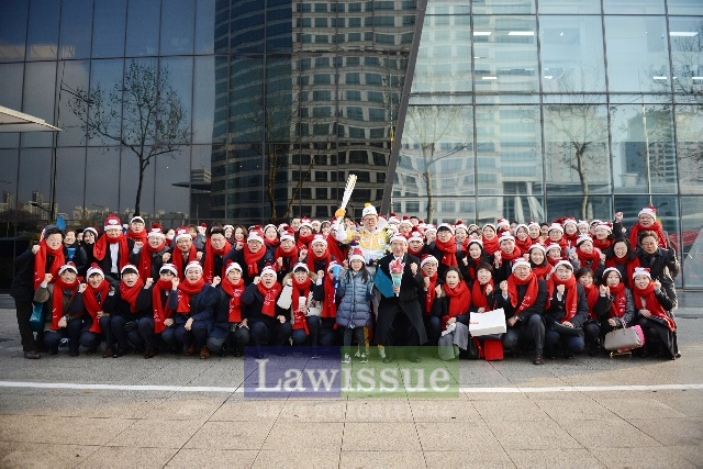 법무법인(유한) 태평양의 설립자인 김인섭 명예대표변호사와 태평양 임직원들이 ‘2018 평창동계올림픽'의 성공을 기원하며 기념촬영.(사진=태평양)