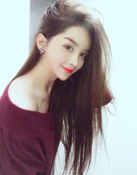 하리수, 그저 놀라울 뿐...자주색 니트 입고 가녀린 쇄골라인+청순美