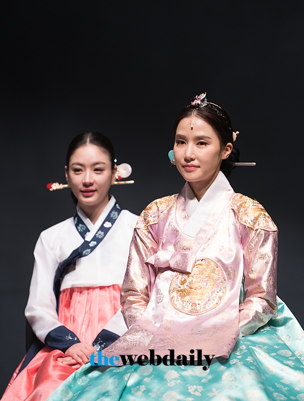 김사희-공현주, 연극 추리 사극 ‘여도’ 프레스콜 행사