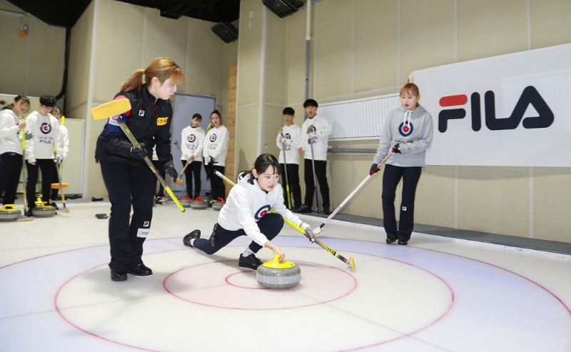 16일 오전, 서울 공릉동 태릉선수촌 실내빙상장에서 컬링 주니어 국가대표팀인 송현고등학교 선수들이 초∙중학생 컬링 유망주들에게 원포인트 레슨을 진행하고 있다. (사진=휠라코리아)