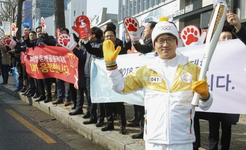 평창대회 성화봉송 주자로 나선 bhc 박현종 회장