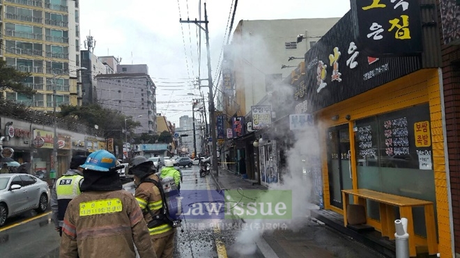 부산남구의 한 도로 노상에서 원인불상의 고압전선이 단락돼 떨어지면서 불이나 소방대원이 진압을 하고있다.(사진=부산지방경찰청)