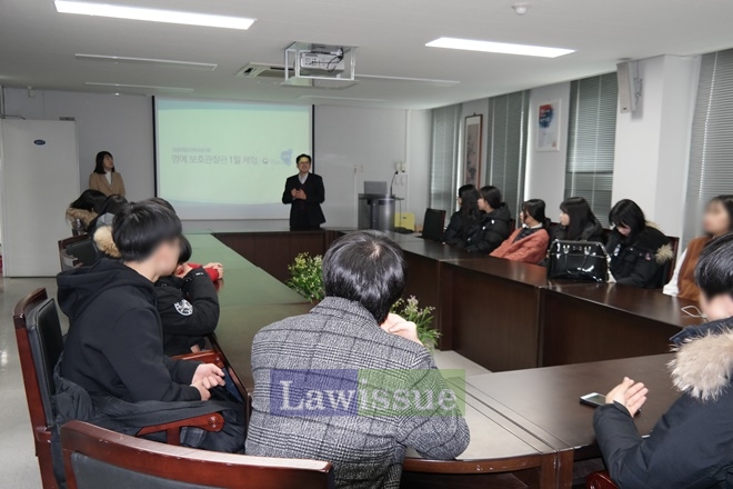 학생들이 직업체험 및 견학프로그램에 대해 설명듣고 있다.(사진=대구준법지원센터)