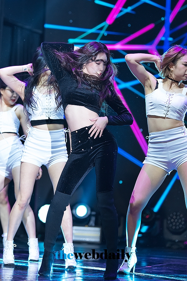 청하, 두 번째 미니 앨범 ‘오프셋’ 쇼케이스 현장