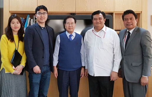 왼쪽부터 대웅제약 글로벌사업본부 토마스 아네스, 전승호 본부장, 이종욱 부회장, 인도네시아 우마르 하디 대사, 인도네시아 투자조정청 한국사무소 이맘 소장이 기념사진을 찍었다. (사진=대웅제약)