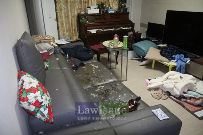 아파트 거실쇼파 방화흔적. (사진=부산지방경찰청)