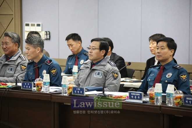 시민단체와의 토론회에 참석한 지방청장, 부장, 과·계장등이 경청을 하고 있다.