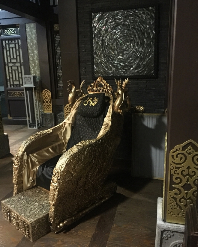 ‘왕은 사랑한다’ 기업과 드라마와의 콜라보레이션으로 완성한 왕좌(사진=민휘아트주얼리)
