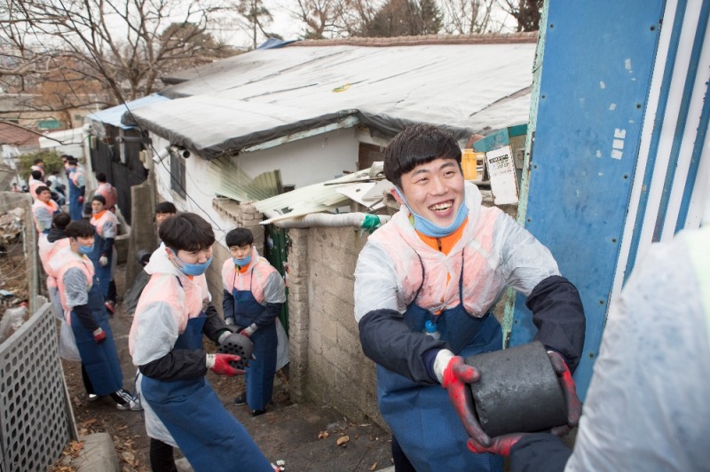 현대건설과 현대엔지니어링 소속 2018 신입사원들이 연탄을 나르고 있는 모습.(사진=현대건설)