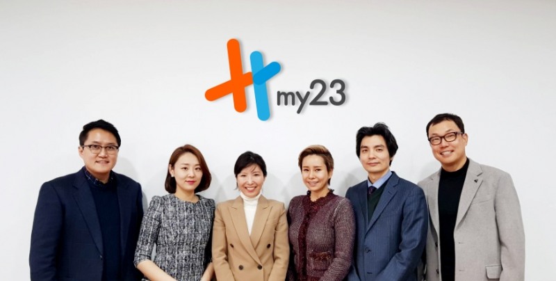 ㈜마이23 헬스케어로 알파에이징 시대를 열어갈 임원(왼쪽부터 조성민 운영이사, 윤지혜 이사, 함시원 대표이사, 김민정 기획이사, 권용현 연구소)과 유석호 한국 M&A센터 대표이사. (사진=마이23 헬스케어)