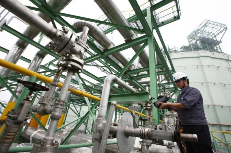 한국가스공사 직원이 안전점검 및 가스누출여부를 검사하고 있다.(사진=한국가스공사)