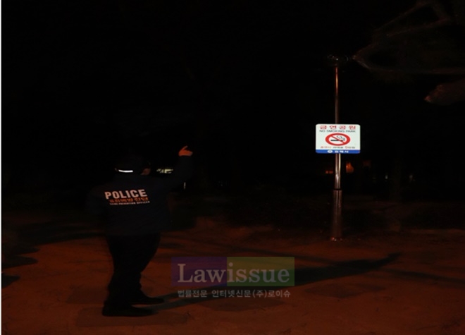  김해 봉황동 봉황공원에 대해 범죄예방진단을 하고 있다.(사진=경남지방경찰청)