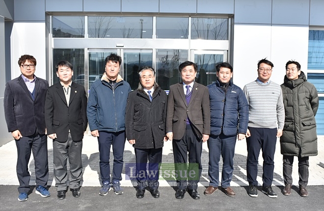 유정호 신임 안동보호관찰소장(사진왼쪽 네번째)이 김수진 경북지부장(사진우측 네번째) 및 나석현 과장 등 직원들과 기념촬영을 하고 있다.(사진=한국법무보호복지공단경북지부)