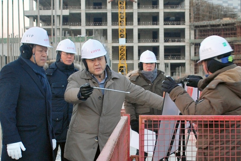 황각규 부회장, 중국 현장 방문 (사진=롯데지주)