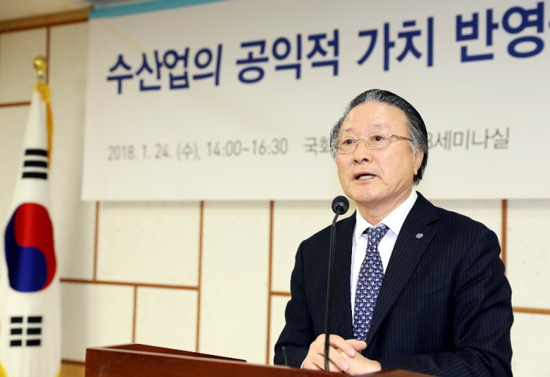 지난 24일, 국회의원회관 제3세미나실에서 열린 '수산업의 공익적 가치 반영을 위한 헌법 개정 방향' 논의를 위한 토론회에서 김임권 한국수산산업총연합회장(수협중앙회장)이 환영사를 하고 있다.(사진=수협중앙회)