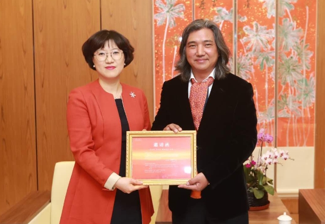 중국미술관 우웨이산 관장(오른쪽)이 ‘그림의 힘 – 미술 심리와 치료’ 초청 특강을 한 차의과학대학교 김선현 교수에게 감사패를 전달하고 있다.(사진=차병원)