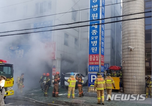 밀양 세종병원 화재, 매캐한 연기 속 구명 이어져..."더 이상의 희생자가 없길" 글들 줄지어