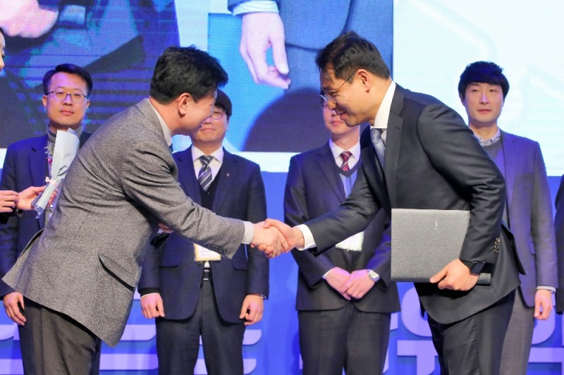 (앞줄 왼 쪽부터) 교육부 권영민 교육과정정책과장, 현대차 마케팅사업부장 김민수 상무가 악수하는 모습.(사진=현대자동차)