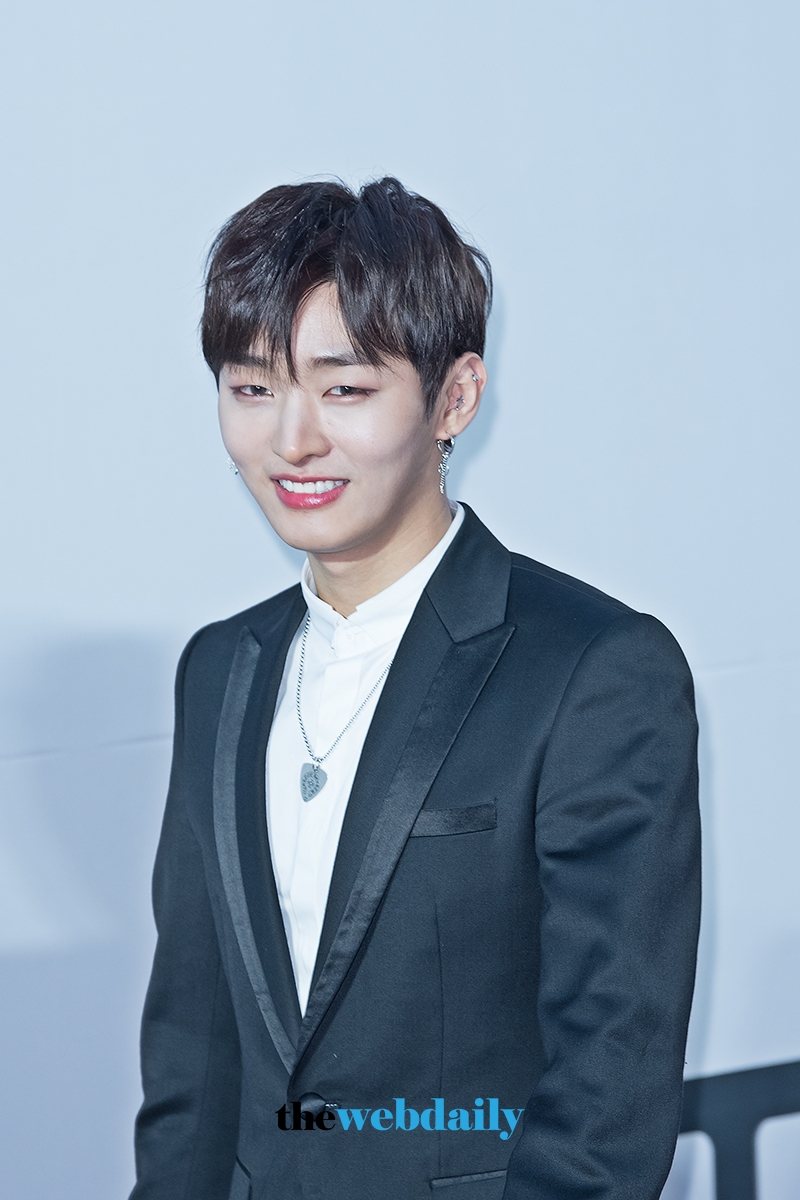 워너원(WannaOne) 윤지성, ‘제27회 하이원 서울가요대상’레드카펫 포토월 행사