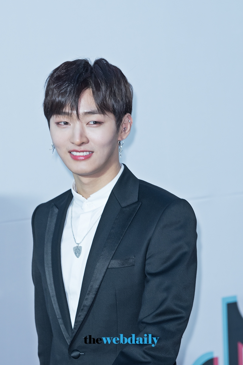 워너원(WannaOne) 윤지성, ‘제27회 하이원 서울가요대상’레드카펫 포토월 행사
