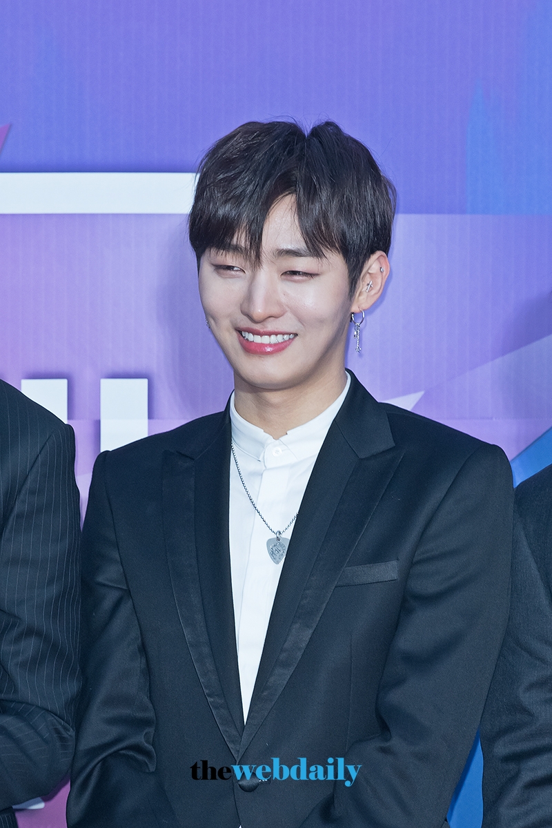 워너원(WannaOne) 윤지성, ‘제27회 하이원 서울가요대상’레드카펫 포토월 행사