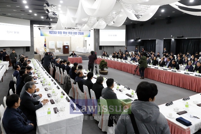 부산상의 차기회장후보 추대를 위한 의원간담회를 열고있다.(사진=부산상공회의소)