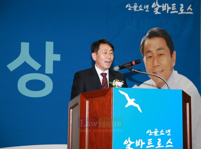 조영진 위원장이 출판기념회에서 인사말을 하고 있다.