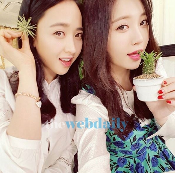 김민정, 귀에 꽃을 한 채 미모 발산...옆에 강렬한 미녀는 누구? '우열을 가릴 수 없을 정도'