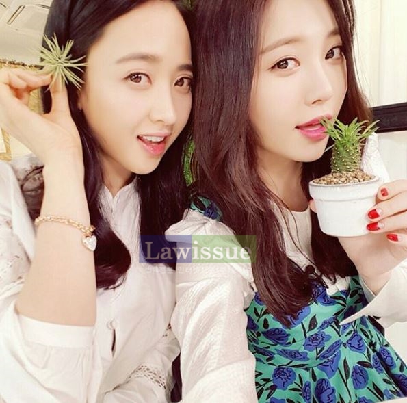 옆에 강렬한 미녀 누구? 김민정, 귀에 꽃을 한 채 미모 발산 '우열을 가릴 수 없을 정도'