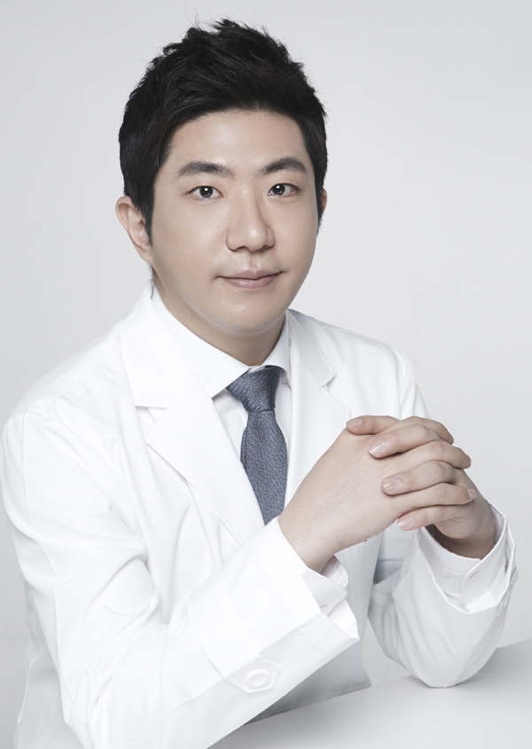 성형외과 전문의 김형석 원장