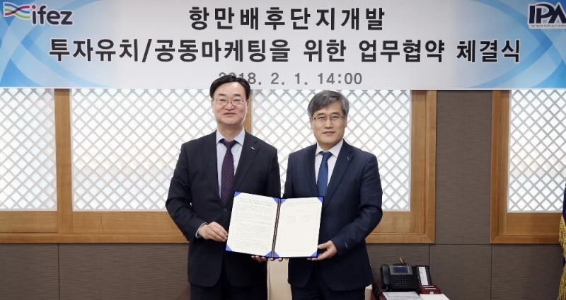 1일 인천항만공사 남봉현 사장(왼쪽)과 김진용 인천경제자유구역 청장(오른쪽)이 업무협약을 체결하고 있다.(사진=인천항만공사)