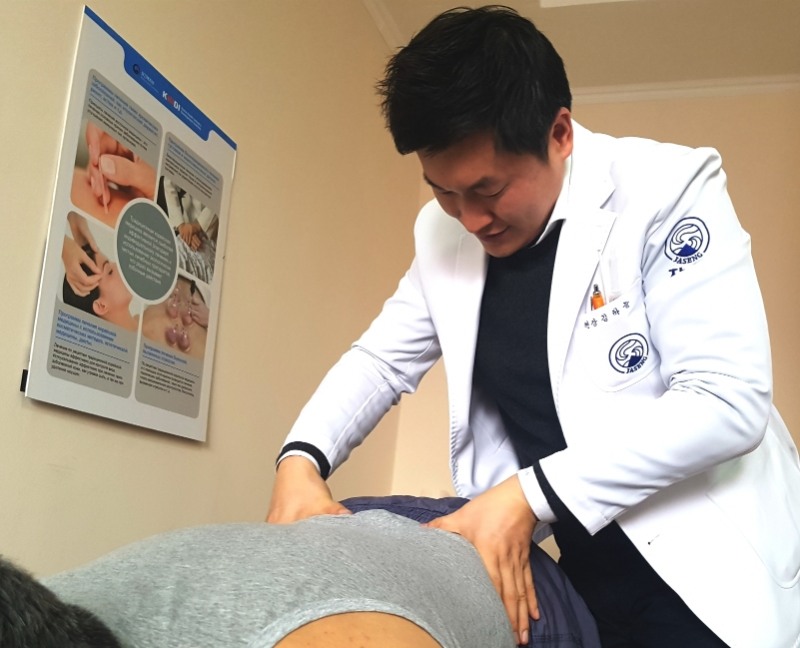 자생한방병원 김하늘 국제진료센터장이키르기스스탄 주민들을 대상으로 진료를 하고 있다. (사진=자생한방병원)