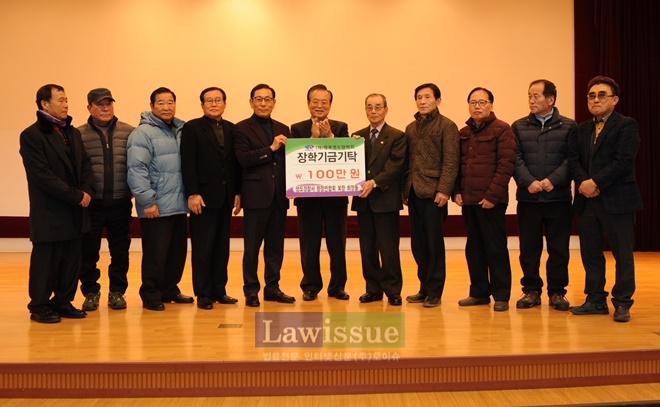 장학금을 기탁하고 어윤태 영도구청장과 기념촬영을 하고 있다.(사진=부산영도구)