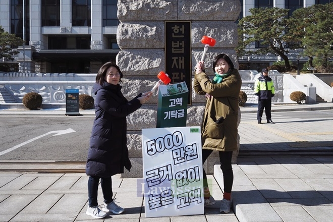 신지예(사진왼쪽), 고은영 씨가 고액기탁금을 낮추자는 망치퍼포먼스를 벌이고 있다.(사진=녹색당)