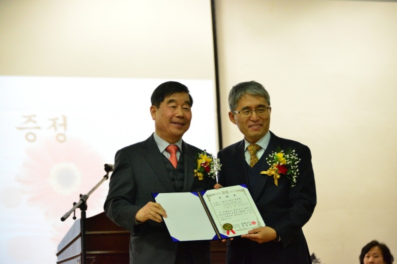 김시권 부영그룹 무주덕유산리조트 대표(좌)와 황홍규 전라북도 교육청 부교육감이 부영그룹에 주어진 감사패를 들고 있다.(사진=부영그룹)